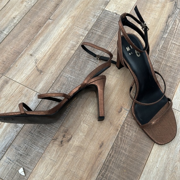 Women’s bronze heels - Picture 2 of 4